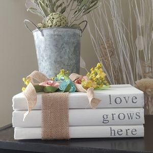 Farmhouse Decor Style / Stamped Stacked Books
